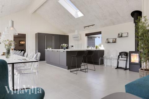 Det er plass til 24 personer i det store lyse oppholdsrommet i luksushus nr. 403.