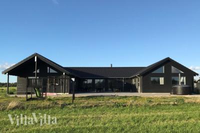 Dette lekre huset med svømmebasseng, nr. 403, med plass til 24 personer, ligger i Lolland/Falster/Møn