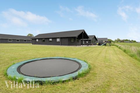 I det attraktive feriehuset nr. 403 i Lolland/Falster/Møn finnes det mengder av utendørsaktiviteter, som leketårn og huskestativ.