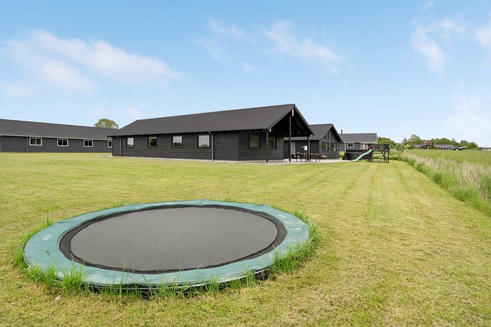 I det attraktive feriehuset nr. 403 i Lolland/Falster/Møn finnes det mengder av utendørsaktiviteter, som leketårn og huskestativ.