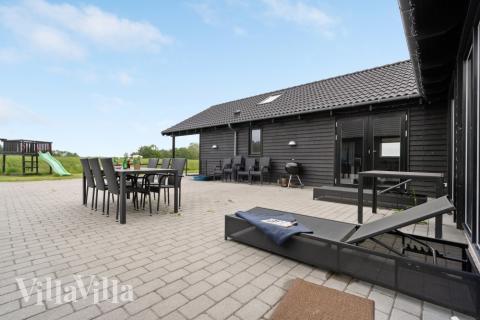 Nyt en grillkveld på terrassen i luksushus nr. 403 i Lolland/Falster/Møn