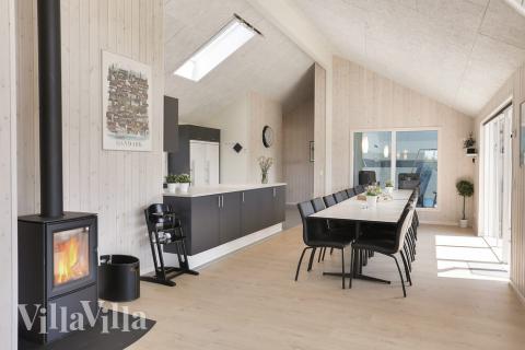 Det er plass til 20 personer i det store lyse oppholdsrommet i luksushus nr. 413.