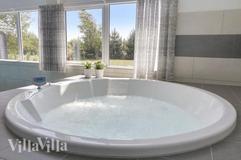 Nyt varmen i boblebadet i luksushus nr. 413 i Lolland/Falster/Møn