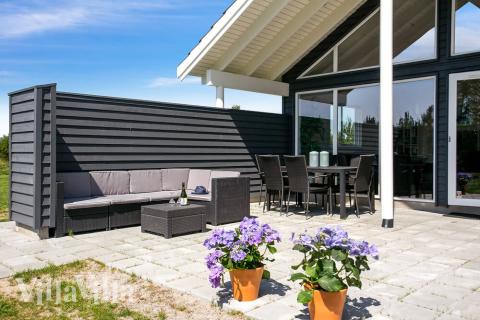 Luksushus nr. 413 har en deilig terrasse med gode hagemøbler til 20 personer.