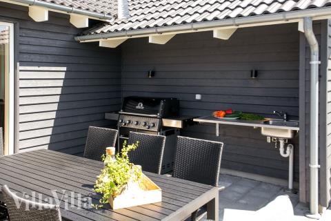 På terrassen i feriehus nr. 413 er det plass til 20 personer.