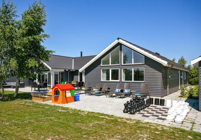 Dette lekre huset med svømmebasseng, nr. 413, med plass til 20 personer, ligger i Lolland/Falster/Møn