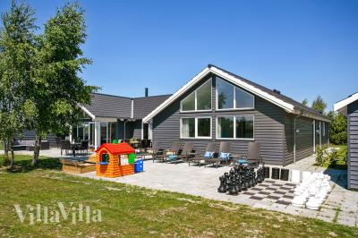 Dette lekre huset med svømmebasseng, nr. 413, med plass til 20 personer, ligger i Lolland/Falster/Møn