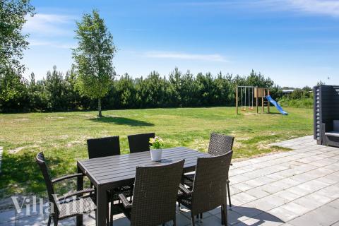 Nyt en grillkveld på terrassen i luksushus nr. 413 i Lolland/Falster/Møn