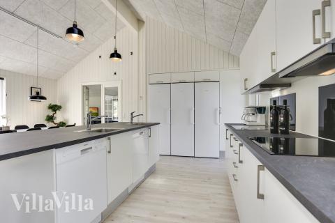 Kjøkkenet i luksushus nr. 419 er fullt utstyrt så dere lett kan lage mat til 24 personer.