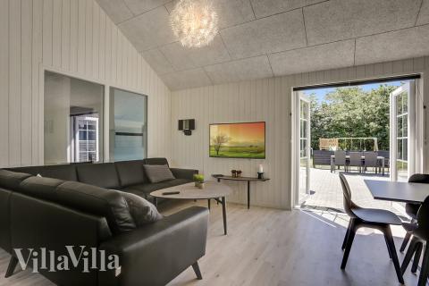 Det er god plass til at 24 personer sitter sammen i feriehusets oppholdsrom under et besøk i luksushus 419 i Vestjylland.