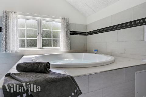 Nyt varmen i boblebadet i luksushus nr. 419 i Vestjylland