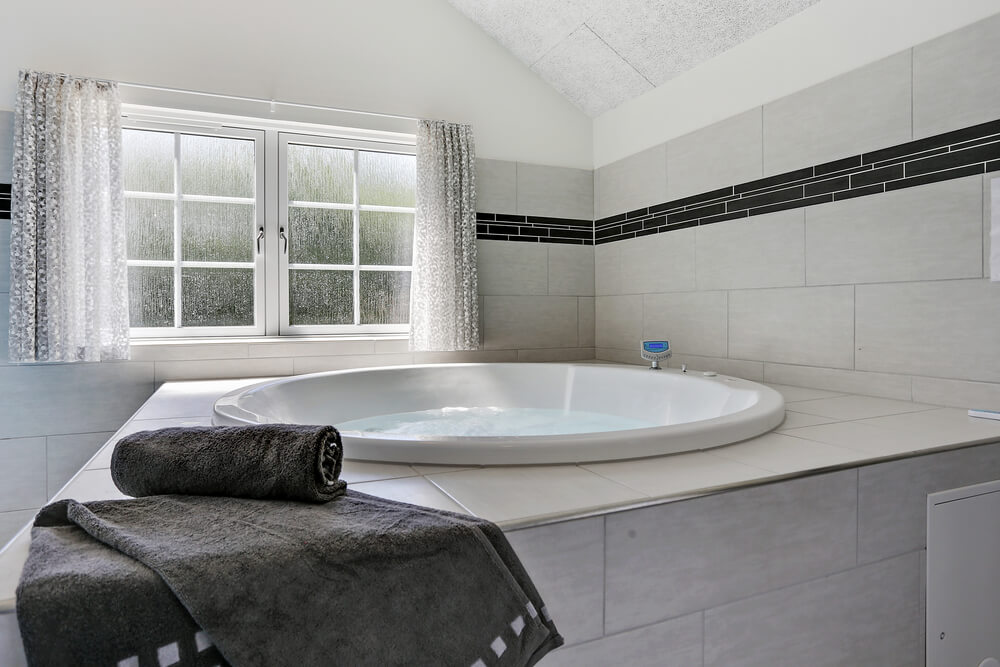 Nyt varmen i boblebadet i luksushus nr. 419 i Vestjylland