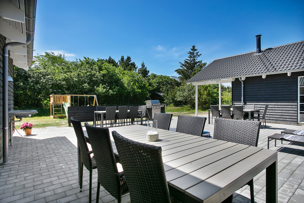 På terrassen i feriehus nr. 419 er det plass til 24 personer.