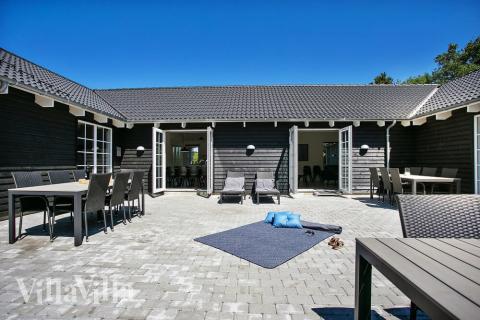 Luksushus nr. 419 har en deilig terrasse med gode hagemøbler til 24 personer.