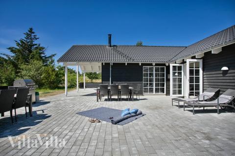 Nyt en grillkveld på terrassen i luksushus nr. 419 i Vestjylland