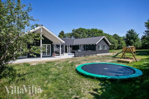 I det attraktive feriehuset nr. 419 i Vestjylland finnes det mengder av utendørsaktiviteter, som leketårn og huskestativ.