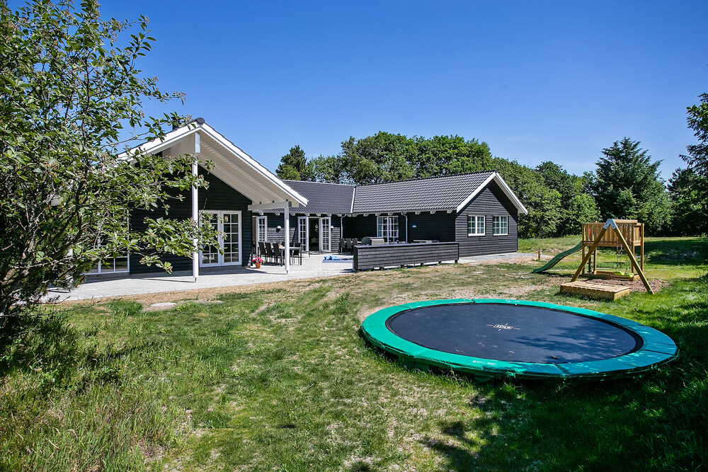 I det attraktive feriehuset nr. 419 i Vestjylland finnes det mengder av utendørsaktiviteter, som leketårn og huskestativ.