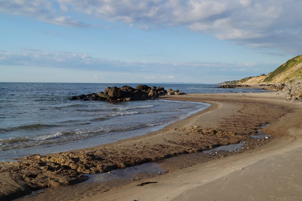 Stranden nær luksushus nr. 417 i Nordsjælland er ideell til gåturer.