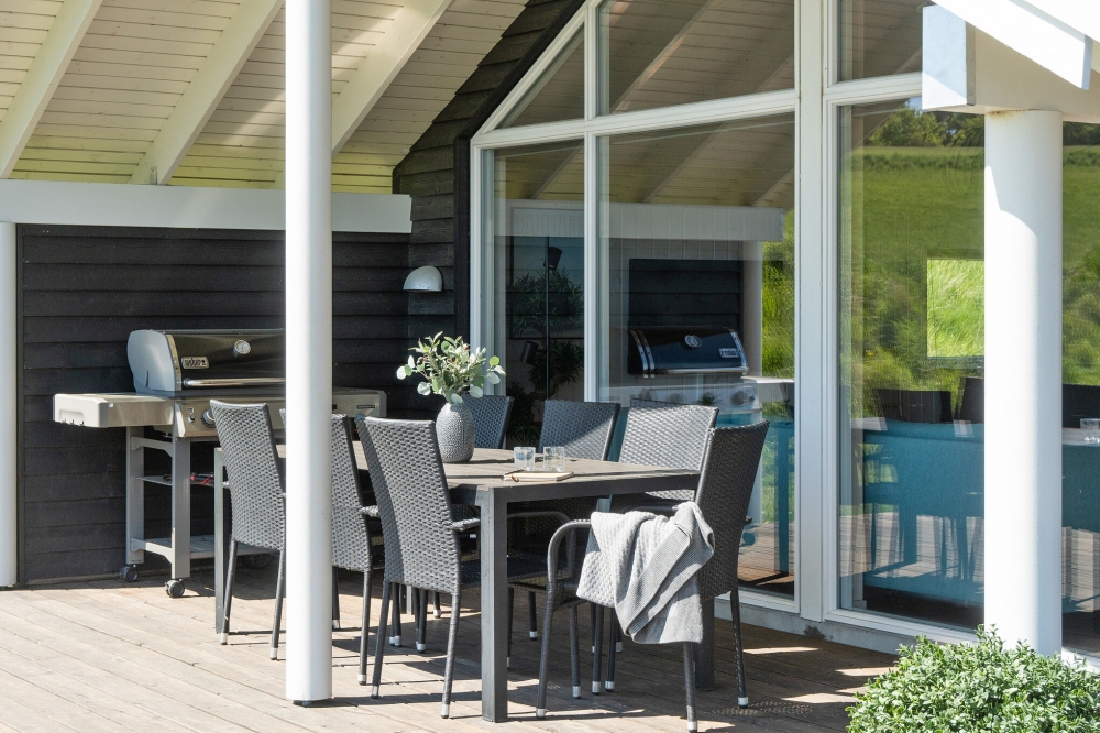 Nyt en grillkveld på terrassen i luksushus nr. 417 i Nordsjælland