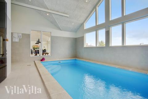 Det flotte bassenget i luksushus nr. 411 til 14 personer