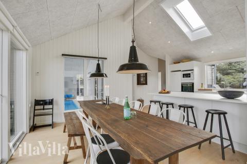 Det er god plass til at 14 personer sitter sammen i feriehusets oppholdsrom under et besøk i luksushus 411 i Nordjylland.