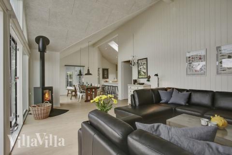 Det er plass til 14 personer i det store lyse oppholdsrommet i luksushus nr. 411.