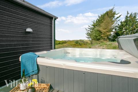 I det attraktive feriehuset nr. 411 i Nordjylland finnes det mengder av utendørsaktiviteter, som leketårn og huskestativ.