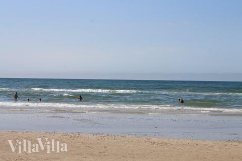 Stranden nær luksushus nr. 411 i Nordjylland er ideell til gåturer.