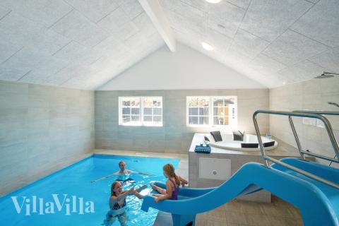 Feriehus 412 har et flott basseng med sklie, et stort innebygd boblebad og en badstue