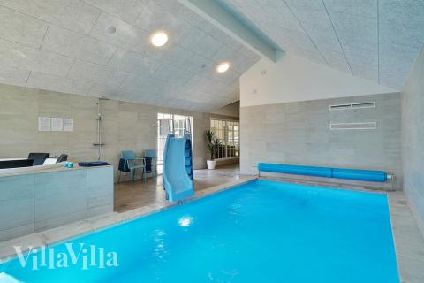 Det flotte bassenget i luksushus nr. 412 til 24 personer