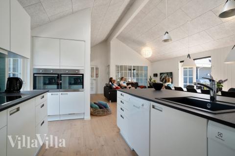 Kjøkkenet i luksushus nr. 412 er fullt utstyrt så dere lett kan lage mat til 24 personer.