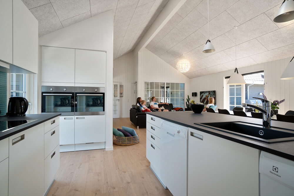 Kjøkkenet i luksushus nr. 412 er fullt utstyrt så dere lett kan lage mat til 24 personer.