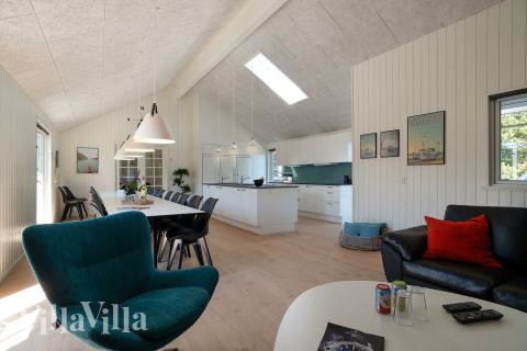 Det er plass til 24 personer i det store lyse oppholdsrommet i luksushus nr. 412.