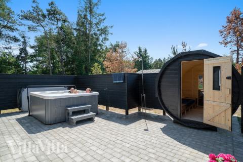 I det attraktive feriehuset nr. 412 i Vestjylland finnes det mengder av utendørsaktiviteter, som leketårn og huskestativ.