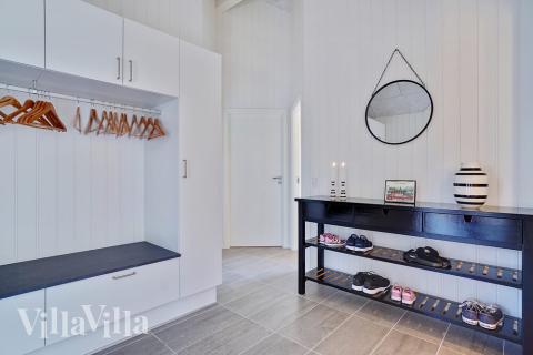 Det romslige inngangspartiet til luksushus nr. 412 i Vestjylland