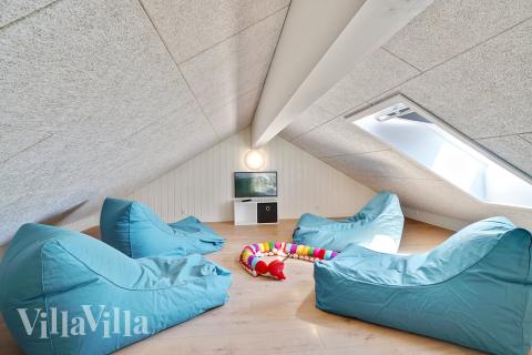 Noen av de 24 soveplassene i luksushus nr. 412 finnes på hems