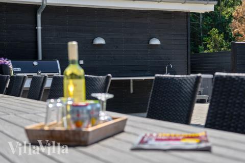 På terrassen i feriehus nr. 412 er det plass til 24 personer.