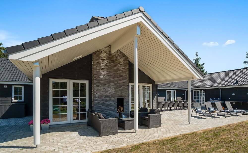 Nyt en grillkveld på terrassen i luksushus nr. 412 i Vestjylland