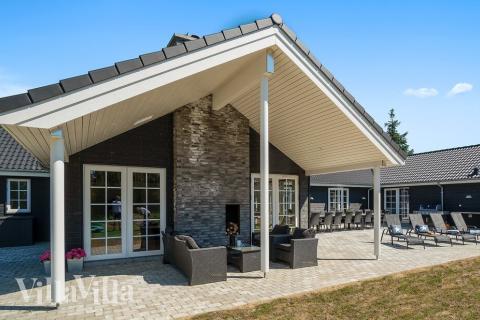 Nyt en grillkveld på terrassen i luksushus nr. 412 i Vestjylland