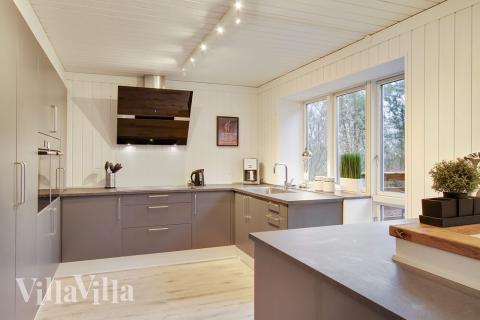 Kjøkkenet i luksushus nr. 423 er fullt utstyrt så dere lett kan lage mat til 28 personer.