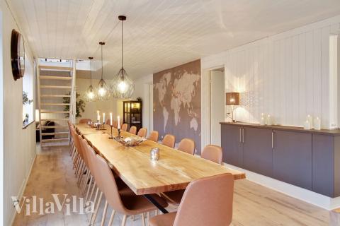 Det er plass til 28 personer i det store lyse oppholdsrommet i luksushus nr. 423.