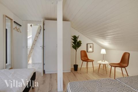 Det er god plass til at 28 personer sitter sammen i feriehusets oppholdsrom under et besøk i luksushus 423 i Østjylland.