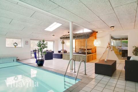 Ta en dukkert i bassenget i luksushus nr. 423 i Østjylland.