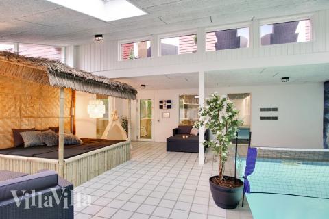 Det flotte bassenget i luksushus nr. 423 til 28 personer