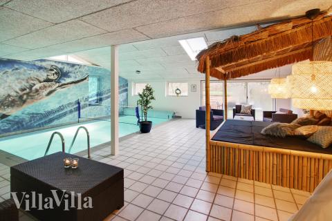 Feriehus 423 har et flott basseng med sklie, et stort innebygd boblebad og en badstue