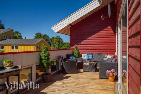 Luksushus nr. 423 har en deilig terrasse med gode hagemøbler til 28 personer.