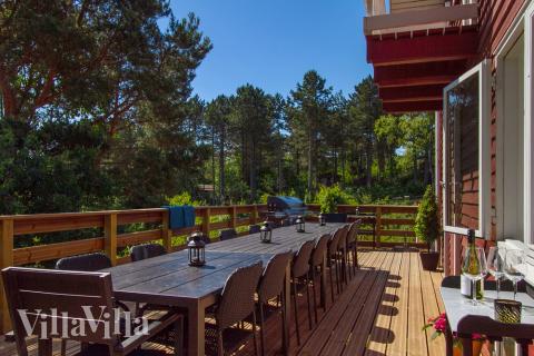 Nyt en grillkveld på terrassen i luksushus nr. 423 i Østjylland