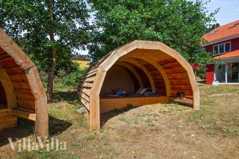 I det attraktive feriehuset nr. 423 i Østjylland finnes det mengder av utendørsaktiviteter, som leketårn og huskestativ.