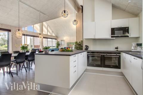 Kjøkkenet i luksushus nr. 421 er fullt utstyrt så dere lett kan lage mat til 16 personer.