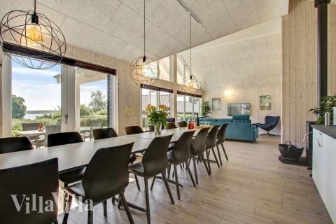 Det er plass til 16 personer i det store lyse oppholdsrommet i luksushus nr. 421.